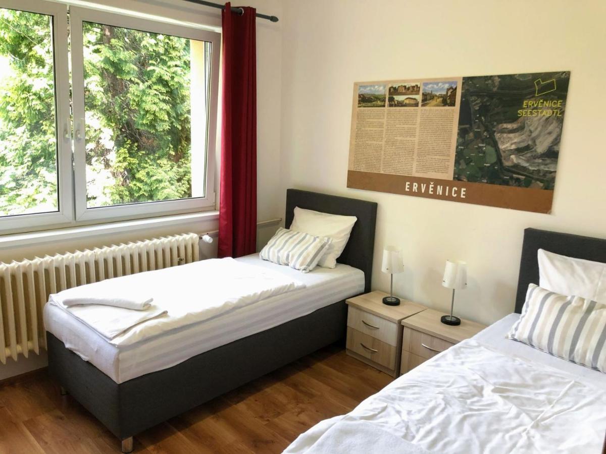 Hotel Bobr Хомутов Екстер'єр фото