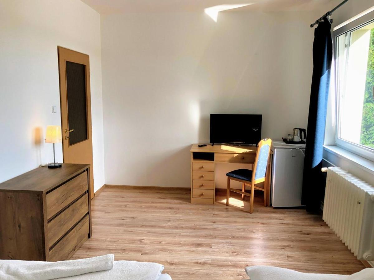 Hotel Bobr Хомутов Екстер'єр фото