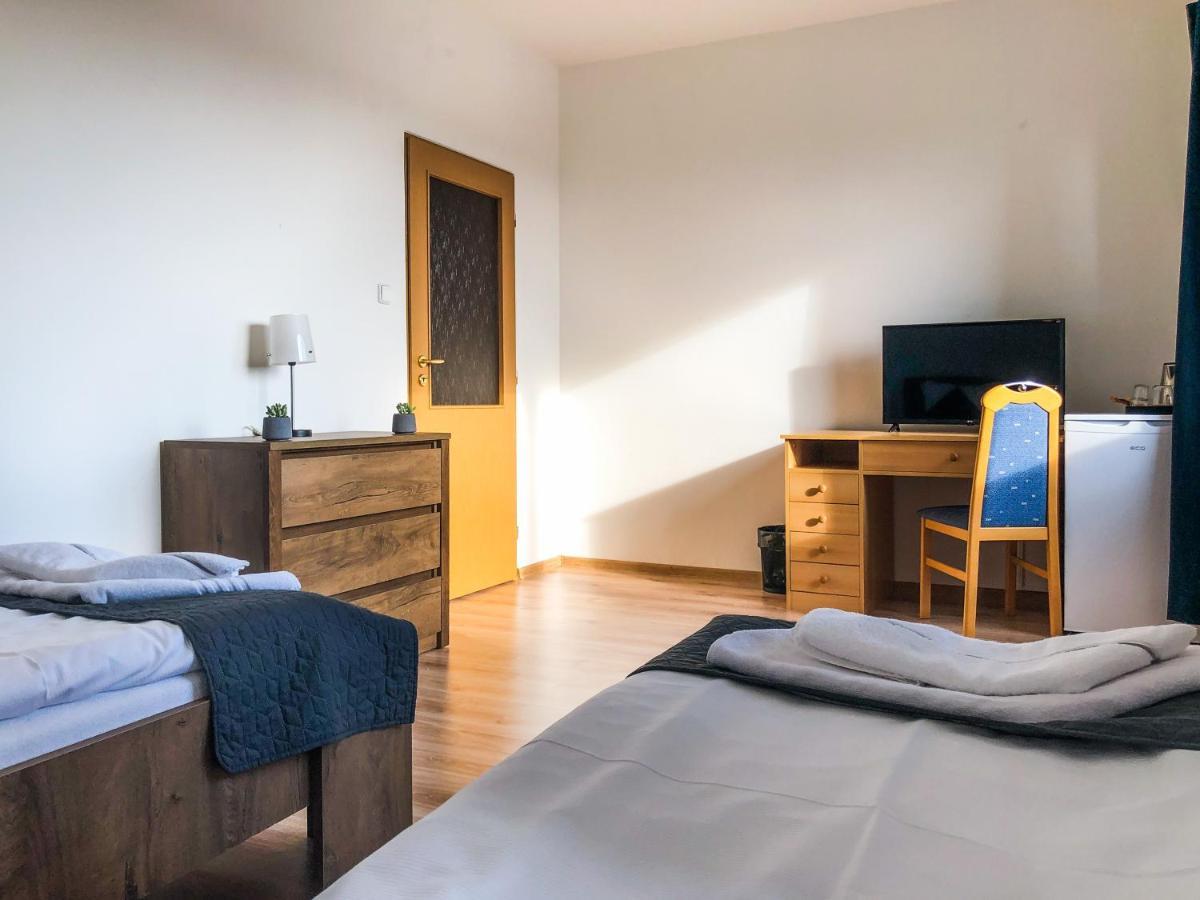 Hotel Bobr Хомутов Екстер'єр фото
