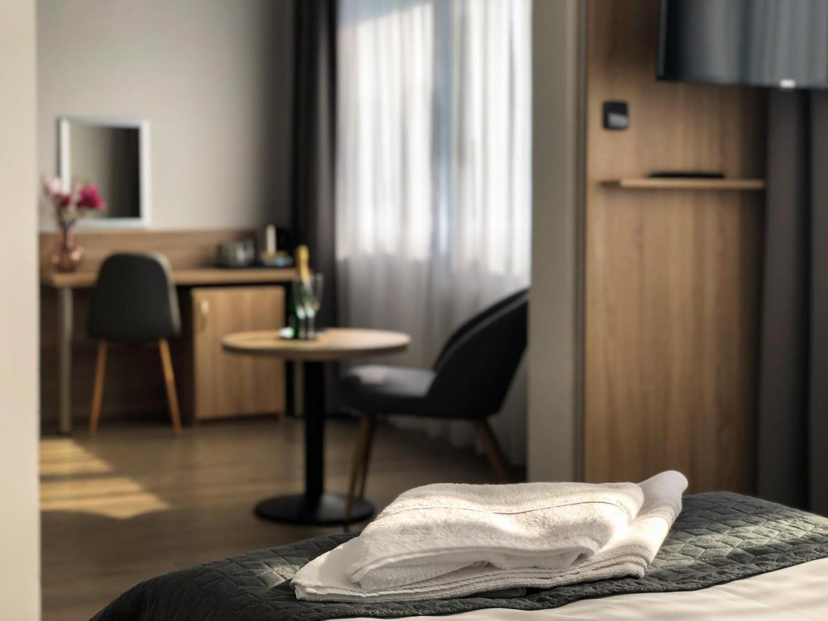Hotel Bobr Хомутов Екстер'єр фото